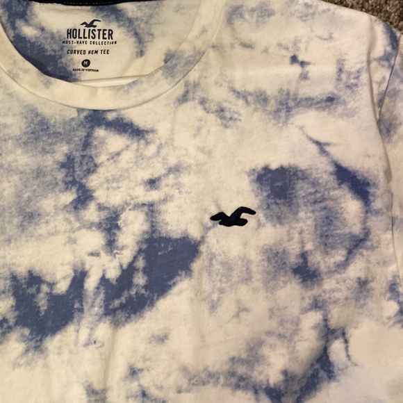Medium curved hem Hollister t-shirt. - Picture 2 of 2